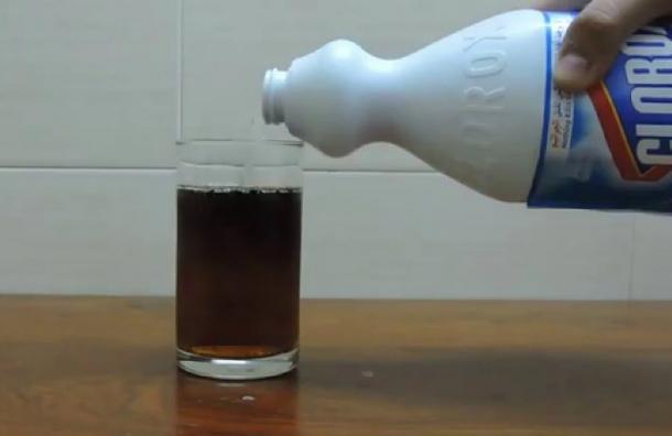 VIDEO: ¡Increíble! Esto es lo que ocurre al mezclar Coca Cola con blanqueador
