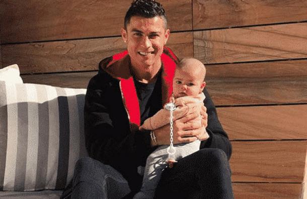 El astro del futbol Cristiano Ronaldo presume a su hija Alana Martina