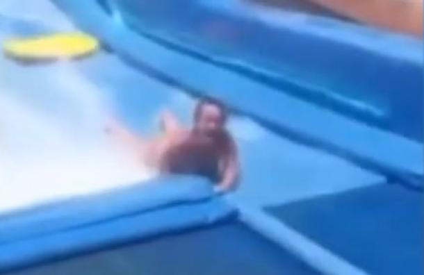 Desnuda y lesionada resulta una joven en un accidente en un parque acuático
