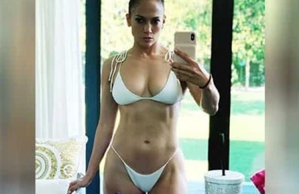 Jennifer Lopez, con 50 años, presume su increíble cuerpo en mini bikini