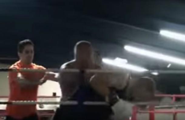 Boxeador desobedeció al árbitro y terminó humillado ante todos