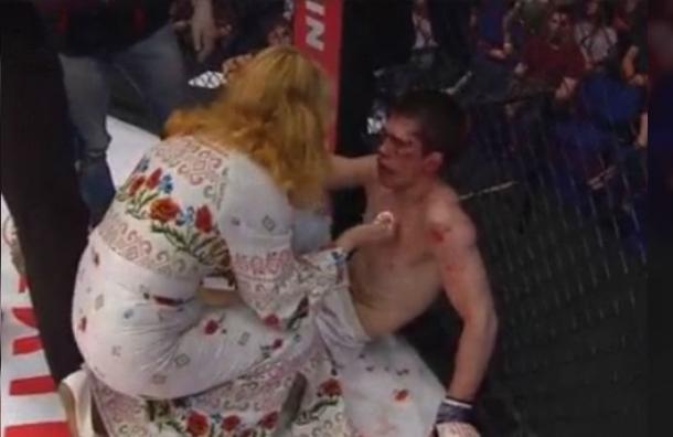 Luchador de MMA sufrió sangriento nocaut y su madre lo humilló frente a todos por perder