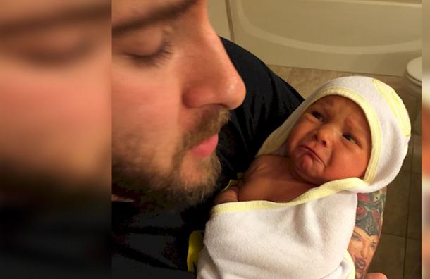 Subió la foto del primer baño de su bebé y gracias a eso un usuario de Internet le salvó la vida