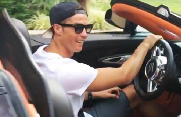 Cristiano Ronaldo luce su nuevo coche de casi $3 millones de dólares