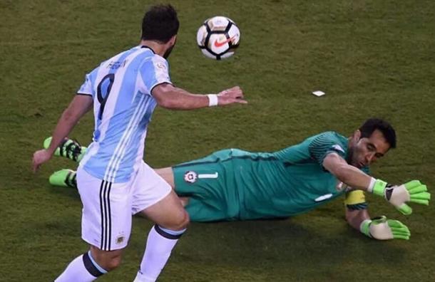 ¡El milagro se hizo realidad! Así habría sido el gol del Pipita Higuaín en la final contra Chile