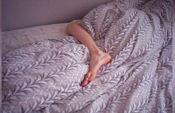 Esta es la razón por la que sacas un pie fuera de la cama cuando estás durmiendo