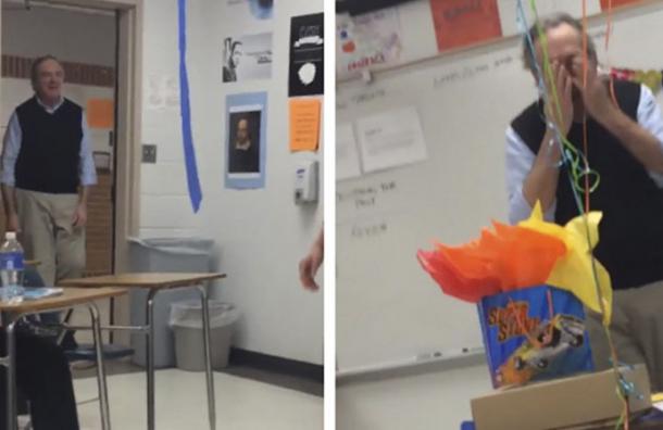 Este profesor entraba a dar su clase y no se imaginó lo que le tenían preparado sus alumnos