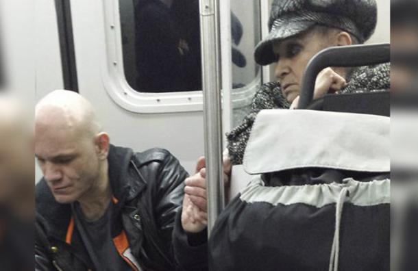 Parecía un loco desatado en el metro hasta que una extraña le tomó la mano y ocurrió esto