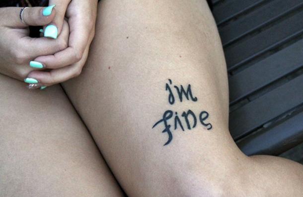 Se hizo un tatuaje que dice «estoy bien», pero si lo miras desde otro ángulo el mensaje te sorprenderá