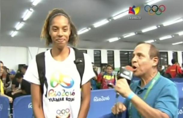 Periodista presiona para que una atleta agradezca su medalla al Presidente Maduro